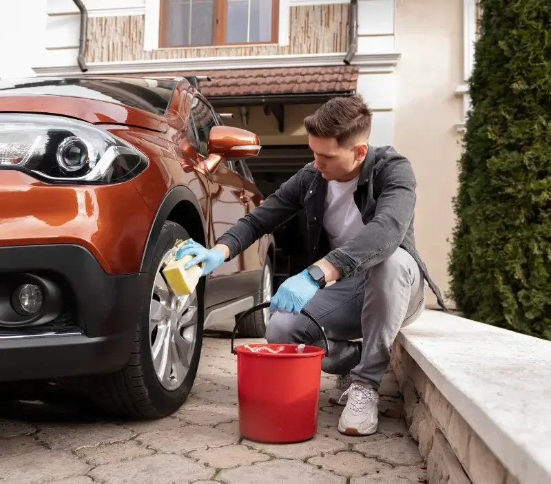 Lavage auto à domicile Bertrichamps : professionnel intervenant sur un véhicule